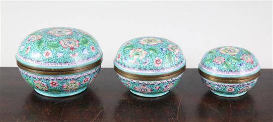 A nest of three Canton enamel boxes and covers, 4in et infra.